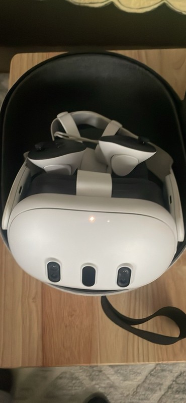 Meta Quest 3 Standalone VR Headset, White, with Carrying Case