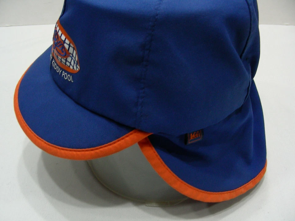 THE OCEAN IS MY KIDDIE POOL - REI - ¡Gorra para el sol talla 6-12M con solapa para el cuello! Foto 4 de 4