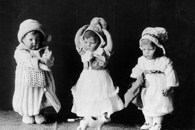 Kthe Kruse Puppen mit beweglichen Gliedmaßen im Kleid und Mütze 1910 4x6 Foto