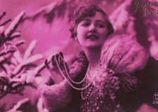SA1485 POSTCARD ROARING TWENTIES FLAPPER SHOWING HER PEARLS PINK COLORED RPPC 