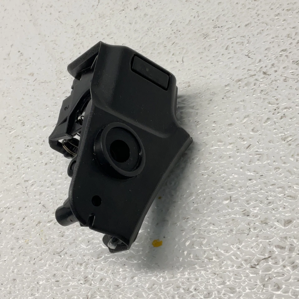 04-10 BMW 525i 530i 550i центральной консоли подлокотник замок OEM кнопка - Изображение 3 из 4