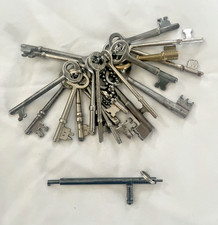 VINTAGE LOT OF 20 SKELETON KEYS