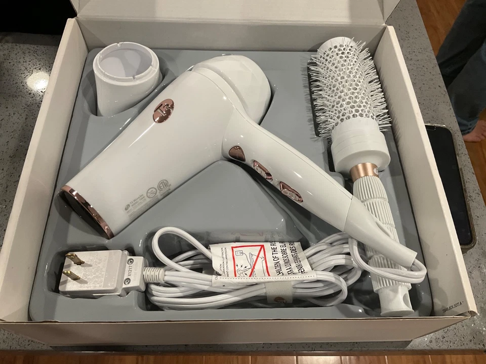 T3 Featherweight Luxe 2i Hair Dryer with Brush- New - White - Image 2 of 4