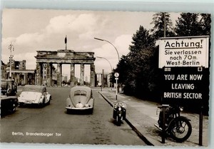 39144884 - 1000 Berlin Mitte Brandenburger Tor Motorroller VW-Brezelkaefer