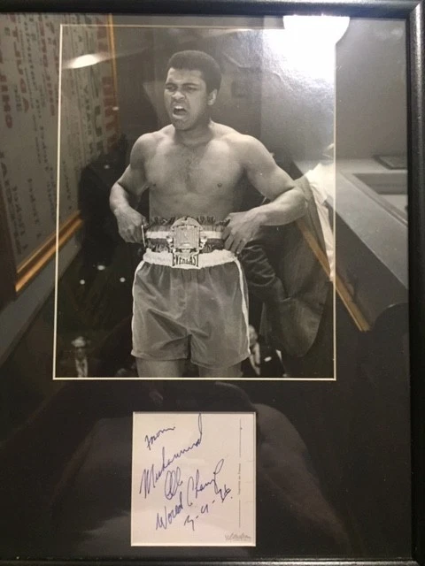 Boxeo! Muhammad Ali con Cinturón de Campeón y Postal Firmada "Campeón del Mundo" 1976 Foto 2 de 3