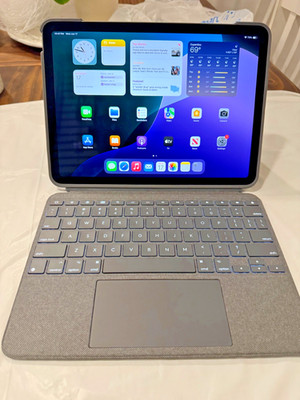iPad Air 5th Gen M1 64GB Space Gray + Excellent Logitech Combo Touch Case Bundle