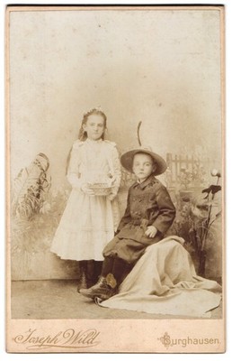 Fotografie Joseph Wild, Burghausen, Bruder mit seiner Schwester im weißen Kleid 