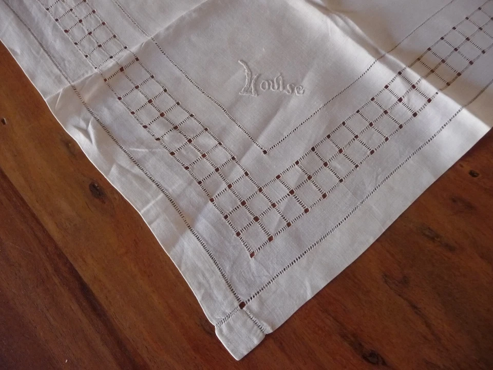 Linge ancien Mouchoir soie beige  avec  broderies de jours et LOUISE - Photo 2/4