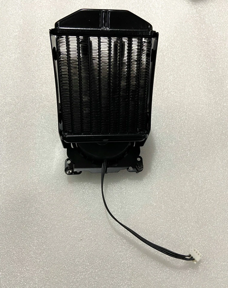 Original HP Z820 water-cooled radiator with bottom seat and screws 635869-002 - Image 2 of 4