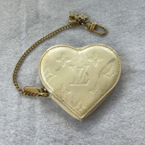 Previously owned louis vuitton Vernis heart coin purse! $375