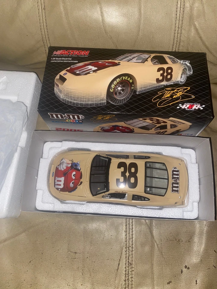 Elliott Sadler #38, 2005 Taurus Club Car. Coche de prueba/M's. NASCAR de acción Foto 3 de 4