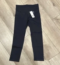 NEW Shapermint All Day Comfort Mid-Waisted Shaping Capri Black Women’s Medium 