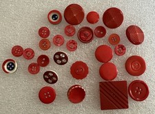 Lot mixte de 30 boutons rouges vintage