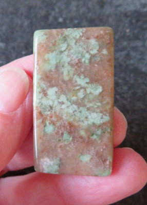 SCHÖNER NUNDERIT (ANDALUSIT/EPIDOT) (7,1 Gramm/37 mm) SCHEIBE/FLACHSTEIN (C8)
