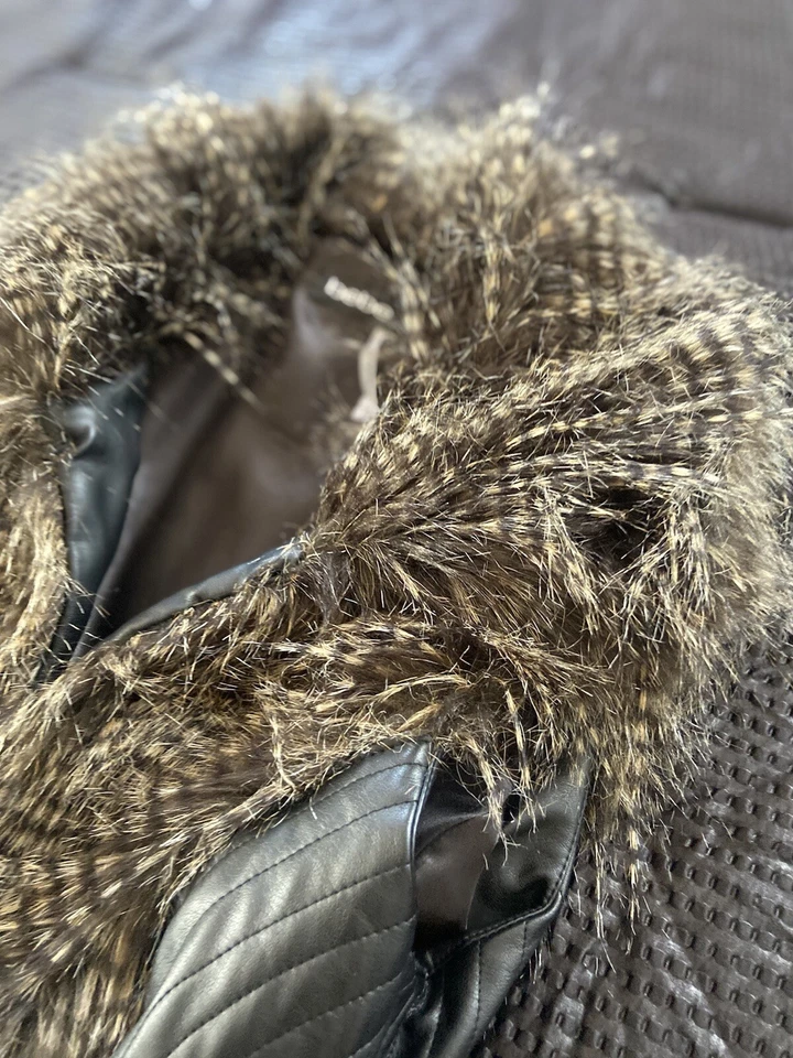 Chaleco Bebe de imitación de cuero/piel con cinturón nuevo pequeño Foto 4 de 4