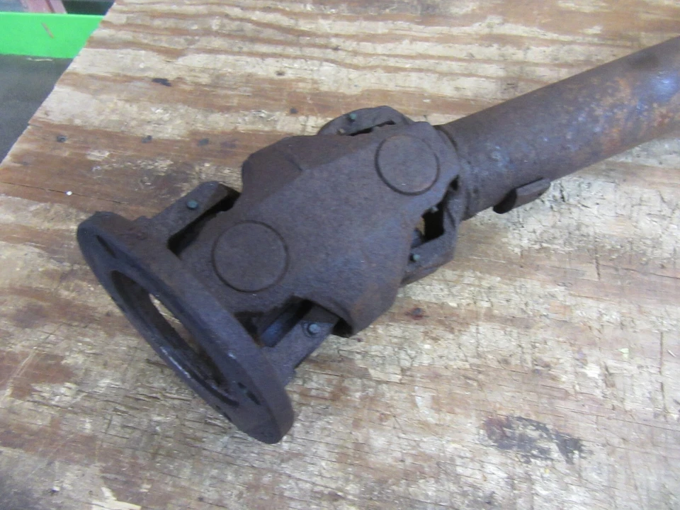 1987 Chevrolet K20 suburban transfer case drive shaft unit 4x4 - Image 2 of 3
