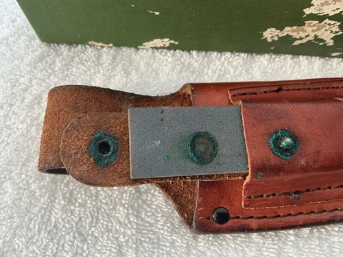 VINTAGE REMINGTON UMC ONE R6 SKINNER KNIFE WITH SHEATH AND STONE IN ORIGINAL BOX - 第 4/24 張圖片