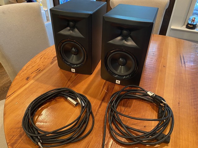 JBL LSR305 5\