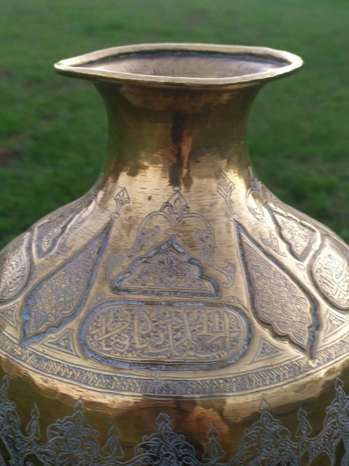 Grand  Vase en Laiton repoussé et ciselé , Syrien  Oriental XIXeme Ancien ... - Photo 2/4