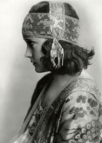 Stunning ...  Art Deco , Flapper Era Woman Headband ... Photo Print 5x7 - Afbeelding 1 van 1
