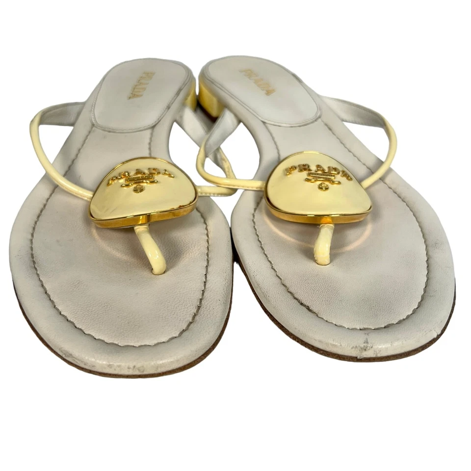 Sandalias chanclas Prada de cuero con placa con logotipo esmaltado crema talla EU 40 para mujer Foto 3 de 4