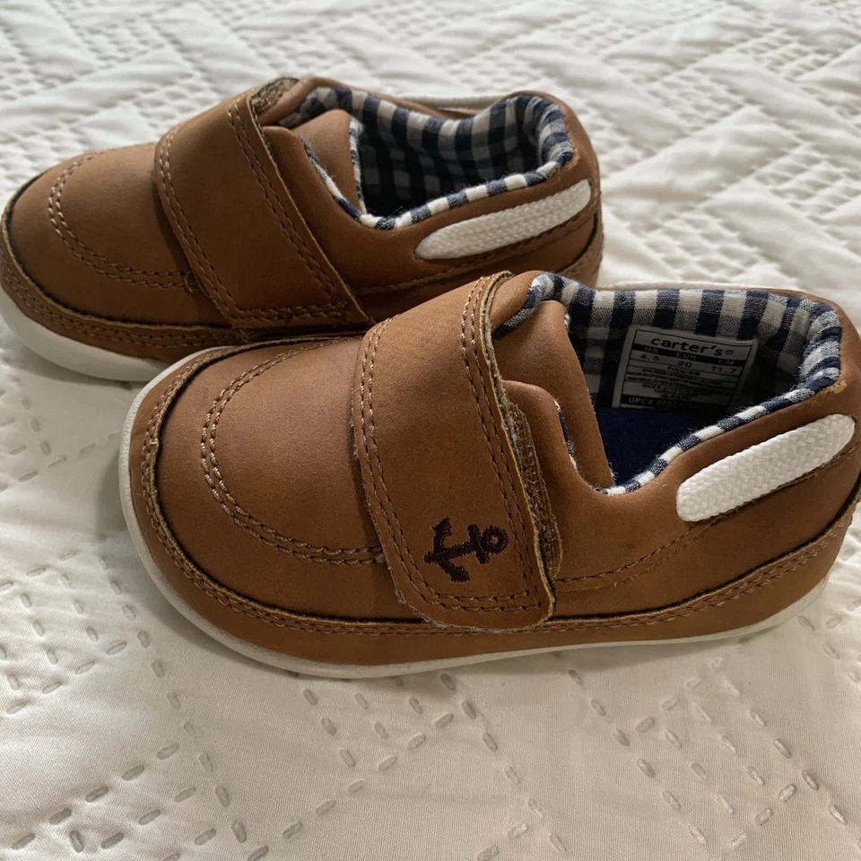 Zapatos de barco de gamuza tostados Carter’s para niños pequeños azul marino bordado ancla talla 4 1/2 Foto 3 de 4