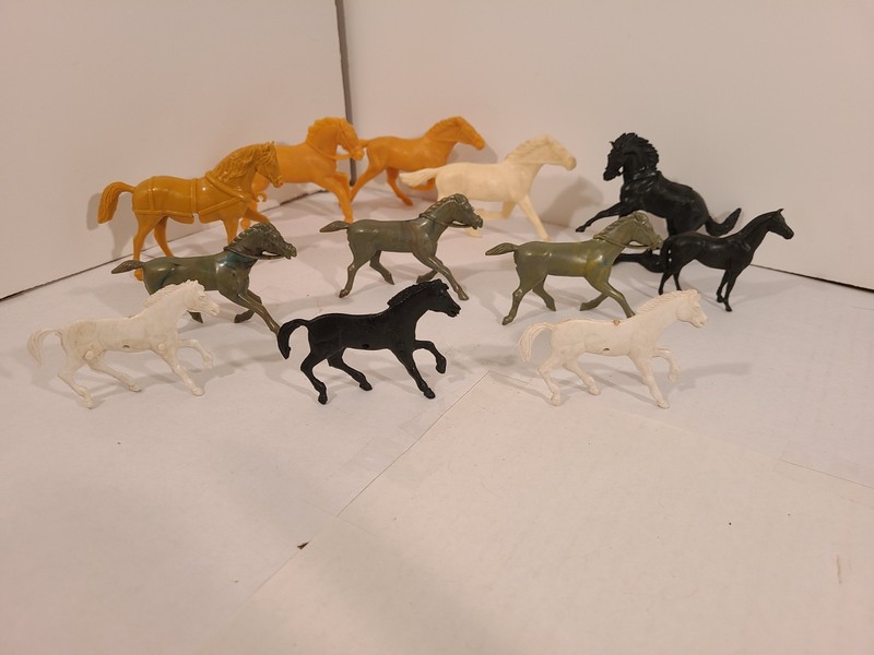 VINTAGE HOLLOW PLASTIC HORSES LOT OF 12 VARIOUS MAKERS VERY NICE