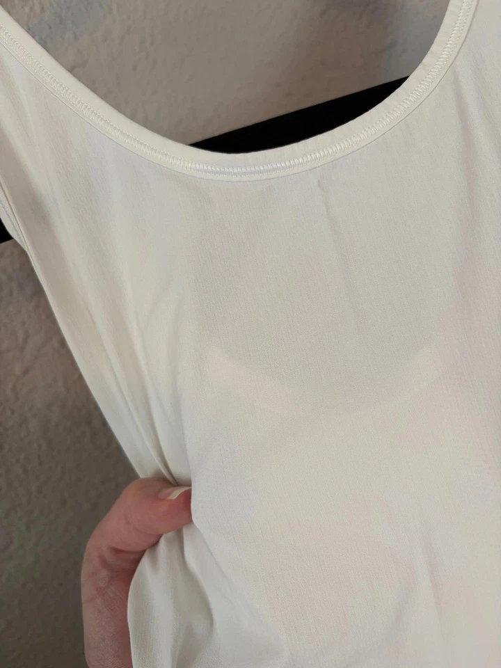 Беговой комбинезон Lululemon с открытой спиной 3 дюйма белый. Лучше всего подходит для 6. $138 розничная цена. - Изображение 2 из 4