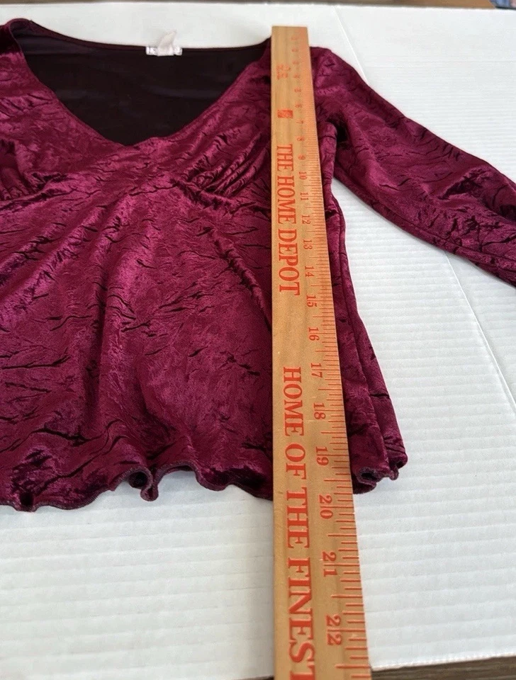Top de terciopelo vintage Xoxo borgoña manga campana abierta caprichoso oscuro academia Foto 3 de 4