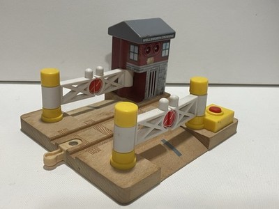 Thomas & Friends Wooden Railway 2013 Deluxe Railroad Crossing Signal Wellsworth