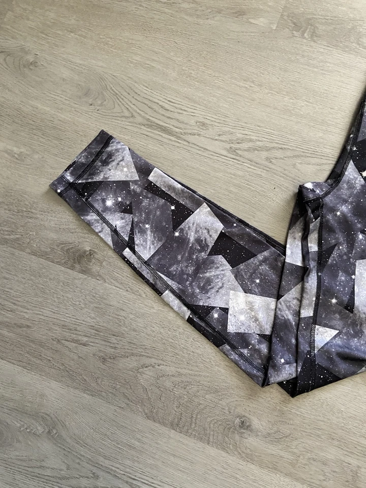 Danskin Now | Leggings al tobillo estrellas 'blancos, negros y grises' para mujer | Pequeños 4/6 Foto 3 de 4