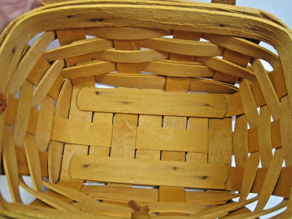 2000  LONGABERGER BASKET HAND WOVEN WITH LID & HANDLE 7" x 5" x 4" - Image 4 of 4