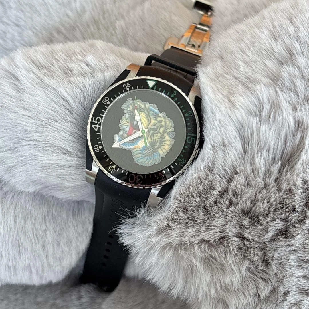 Montre Gucci Lion Design noire bracelet caoutchouc 45 mm   Occasion