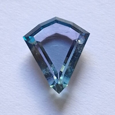 2,3ct gesättigt türkis blau-flieder Chrom Kornerupine 11,5x9,7x3,2mm. Tansania. 