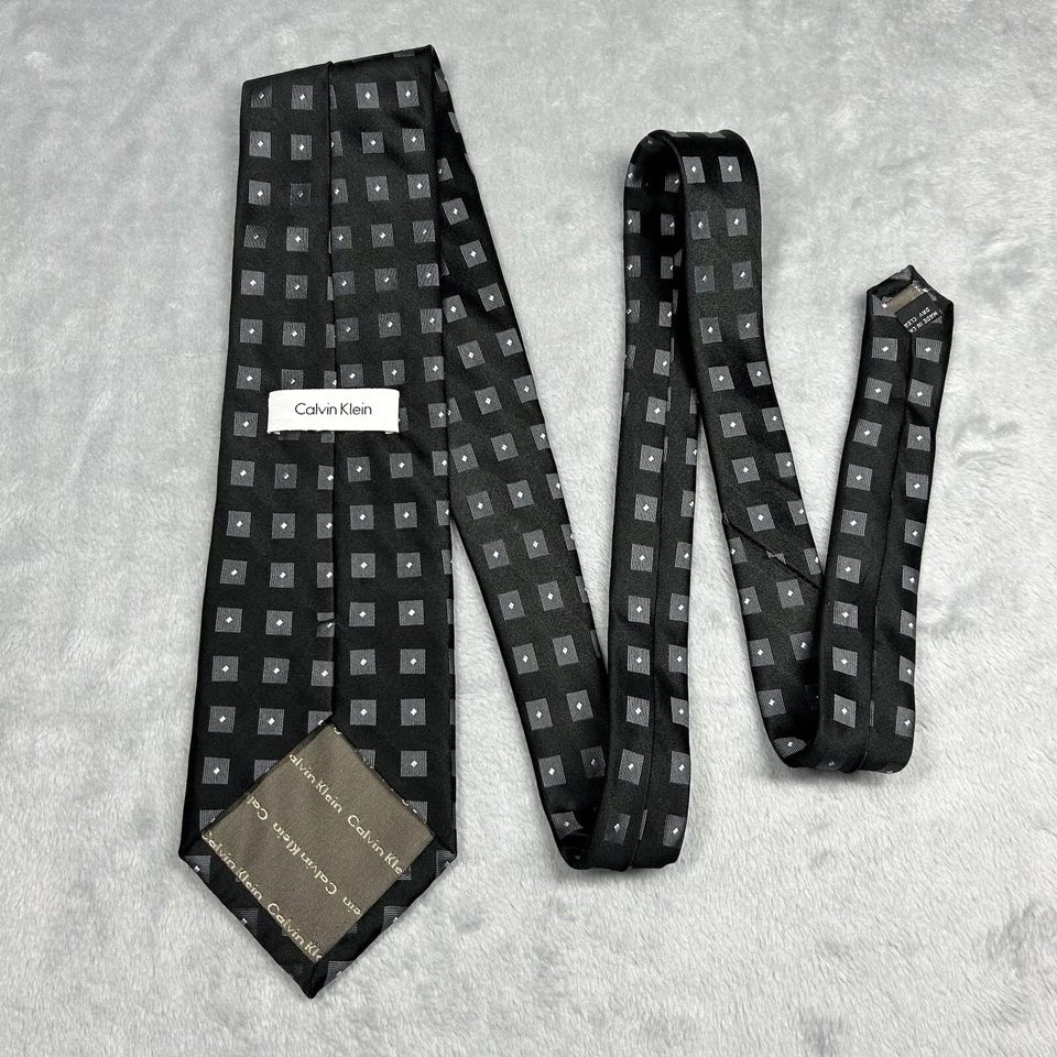 Gravata Moderna Masculina Calvin Klein Preta, Branca e Cinza Quadrados 58"x3" 100% Seda Nova Sem etiquetas - Imagem 3 de 4