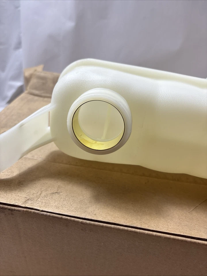 Tanque de recuperación de refrigerante de motor genuino OEM GM ACDelco 22639946 Foto 3 de 4