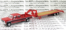 Camioneta pickup Chevrolet Scottsdale K20 1979 roja IXO 1:64 con remolque de cuello de ganso