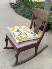 🪑✨ Vintage Wooden Child’s Rocking Chair – Antique Style – Needs Upholstery ✨🪑