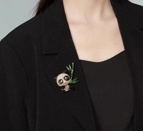 Broche Pin Panda Brillante Diamante Simulado y Esmalte Negro Chapado en Oro Amarillo Foto 4 de 4