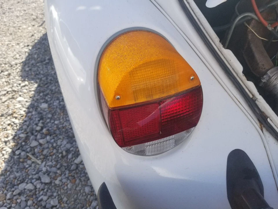 78 1978 VOLKSWAGEN BEETLE REAR FENDER MOUNTED TAIL LIGHT LAMP LEFT DRIVER - Image 2 of 4