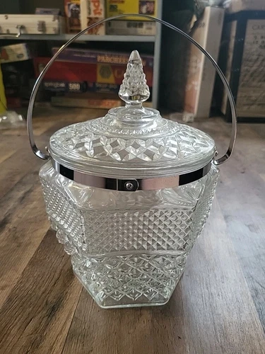 Vintage Wexford pattern Ice Bucket w Lid  & Chrome Trim by Anchor Hocking