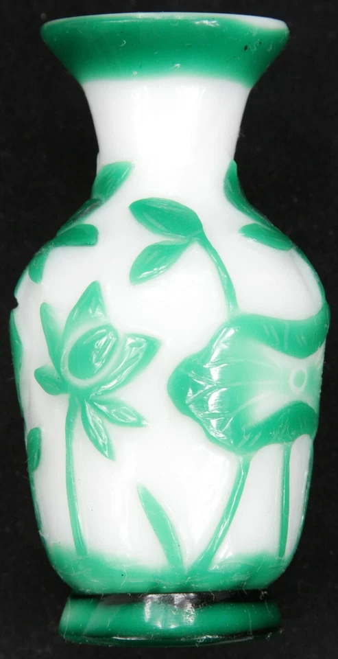 Antigua República China Qing Per. Jarrón de flores blanco verde de vidrio de Pekín Foto 2 de 4