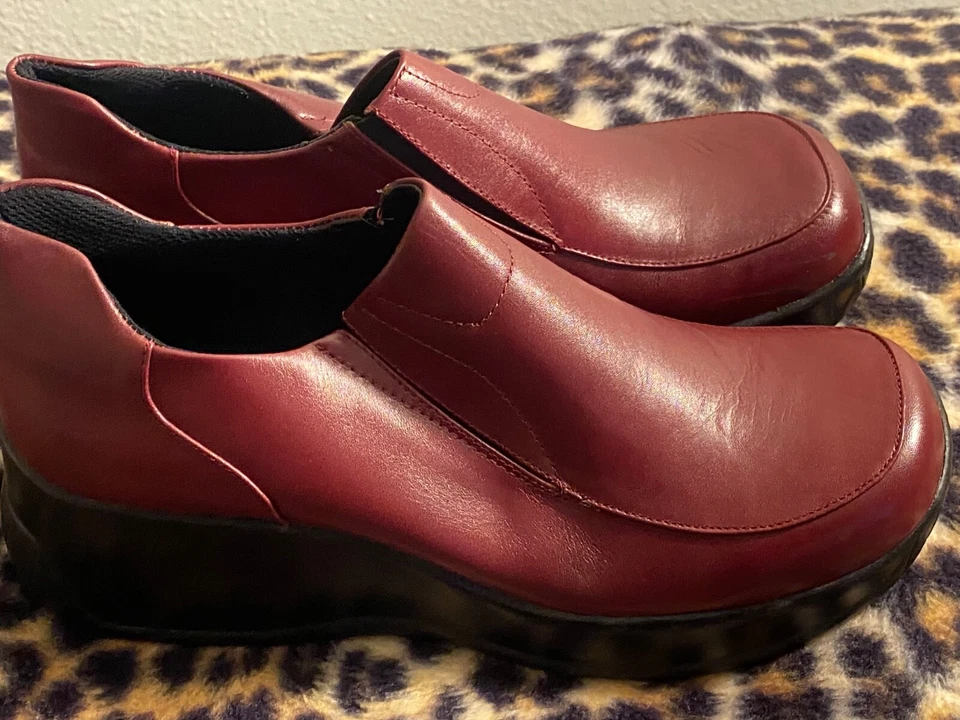 Cuña de cuero rojo buscado Foto 3 de 4