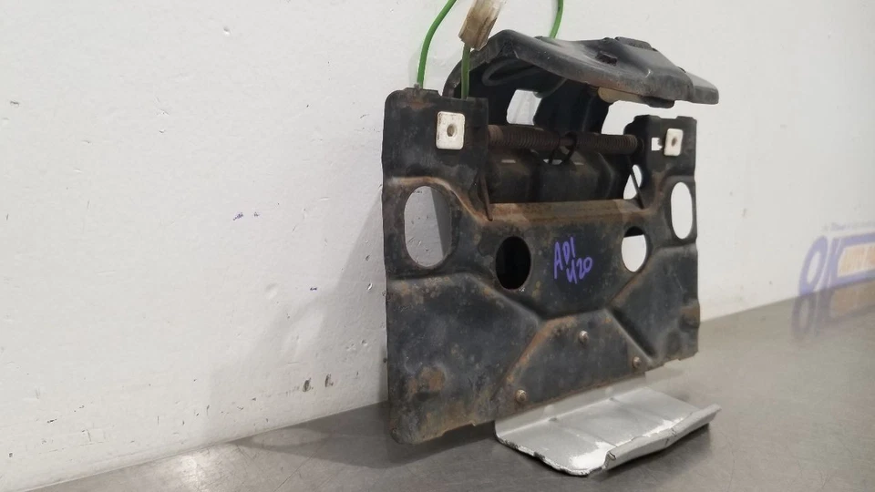 Cadillac Eldorado Biarritz 1977 llenado de combustible cubierta de puerta soporte de etiqueta Foto 3 de 4