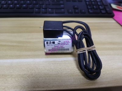 1PCS New Eaton Vickers 300AA00096A Solenoid Coil 24VDC Brand #G