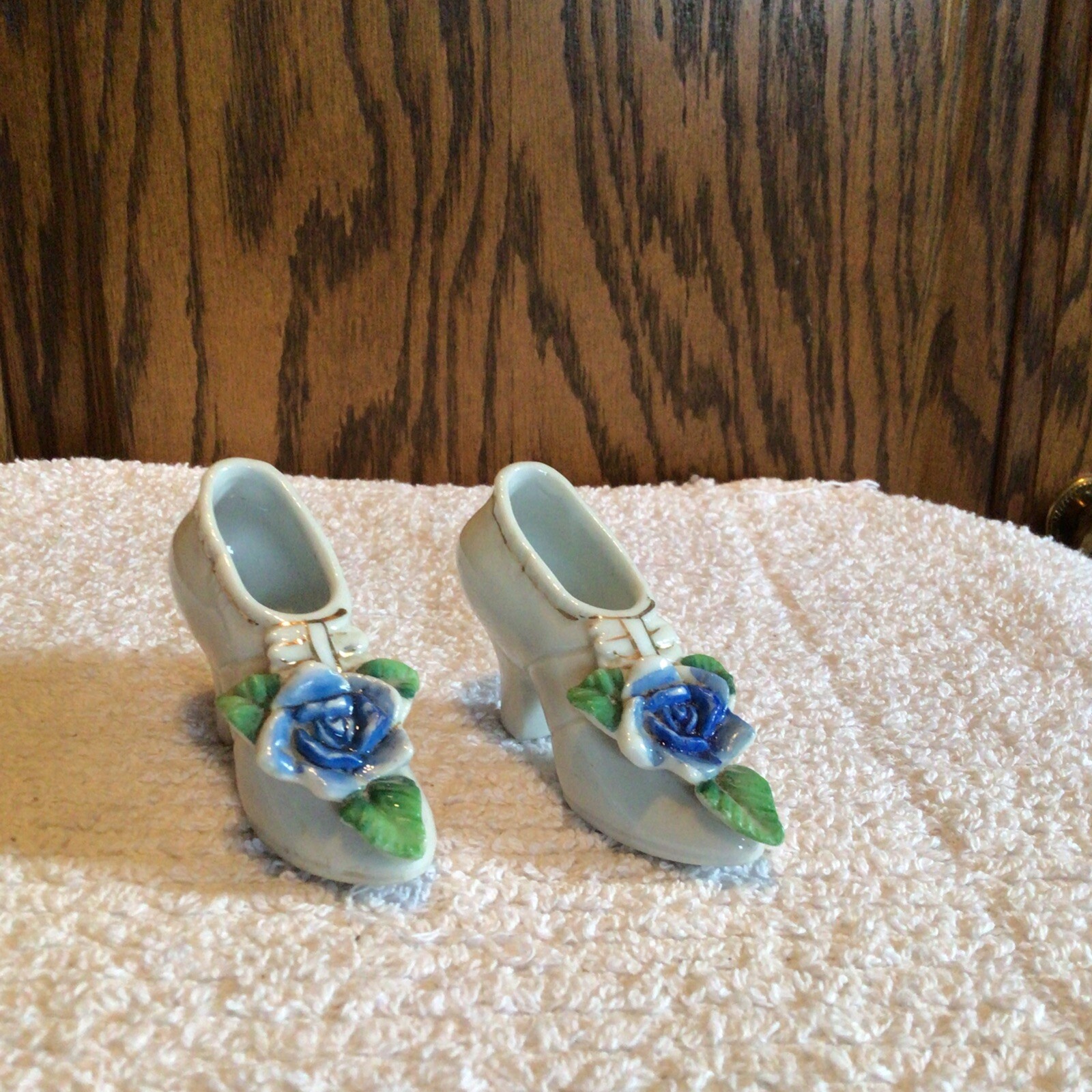 PANTOFOLA D’ORO Coppia di pantofole porcellana Giappone occupato vintage rosa blu J.J.N. Co