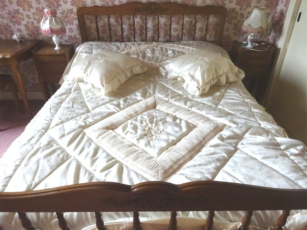 COUVRE LIT EDREDON ROSE PARURE SATIN AVEC VOLANTS + 2 TAIES 2 PLACES