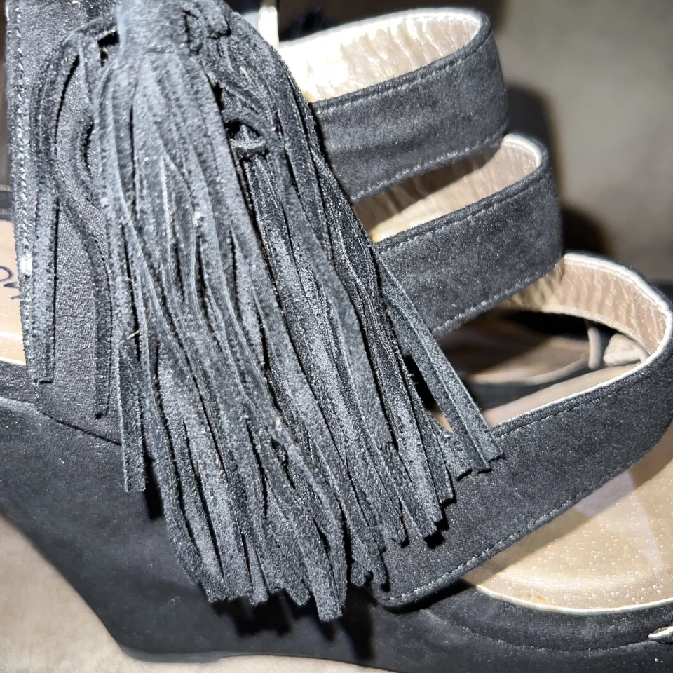 Sandalias Qupid para mujer talla 7 con tiras negras de gamuza borla cuña punta abierta Foto 4 de 4