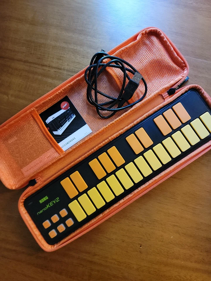 Teclado Korg nanoKEY2 USB MIDI 25 teclas edición limitada negro naranja (con estuche) Foto 2 de 4