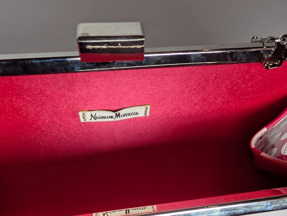 Neiman Marcus | Bolso sin asas con cadena plateada a lunares en rosa intenso Foto 4 de 4